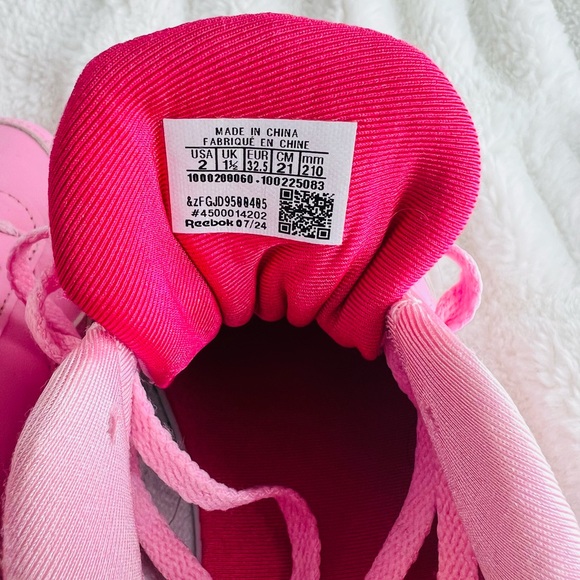Reebok Girls Vibrant Pink Sneakers New Condition. - Picture 2 of 3